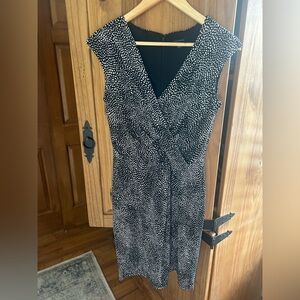 Ann Taylor Black & White Twist Front Sheath Dress Size 2